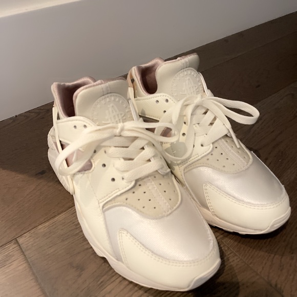 💕 Nike Air Huarache sneakers in sail/fossil stone Size 6.5 Runs Small - Picture 2 of 6